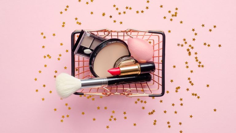 Edição de beleza de novos produtos de beleza em uma pequena cesta de compras