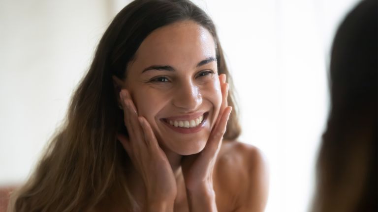 Modèle souriant regardant dans le miroir