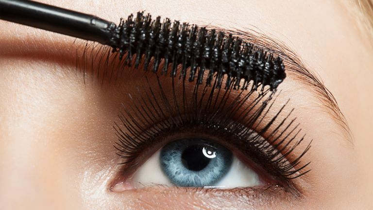 Make-up blaues Auge mit langen Wimpern mit schwarzer Mascara - Stock-Fotografie