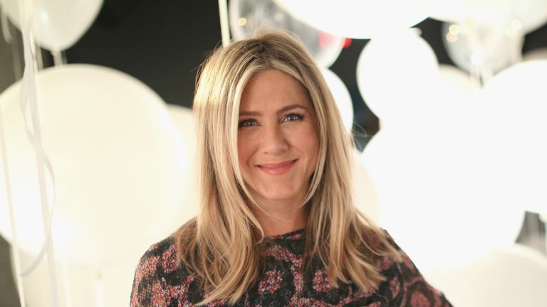 A atriz Jennifer Aniston vai ao smartwater espumante homenageando Jennifer Aniston e St Jude