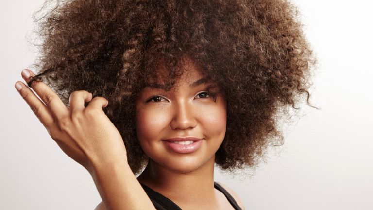 Retrato de jovem mulher com cabelo afro - foto stock