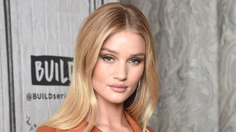 Rosie Huntington-Whiteley visita a Build Series para discutir a plataforma digital Rose Inc. no Build Studio em 3 de maio de 2019 na cidade de Nova York
