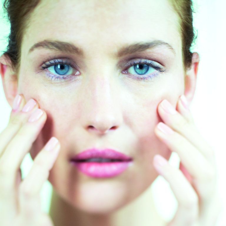 Foto: Uma modelo usando um bb cream