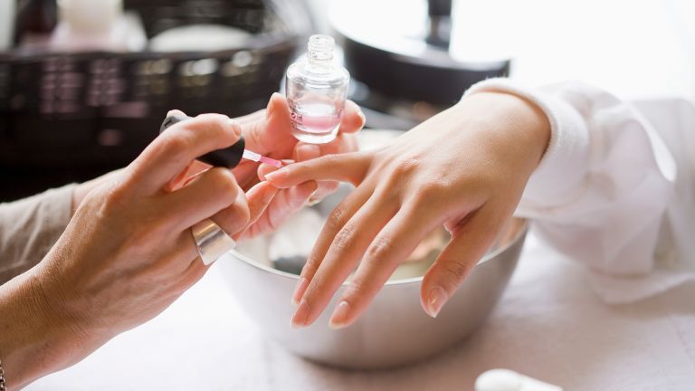 close-up de mulher pintando as unhas