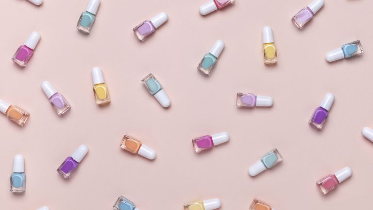cores de unhas de verão em um fundo rosa