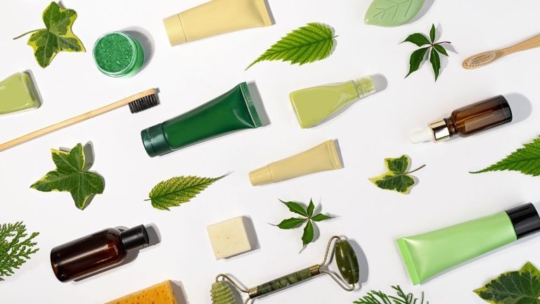 produtos naturais para a pele e folhas verdes