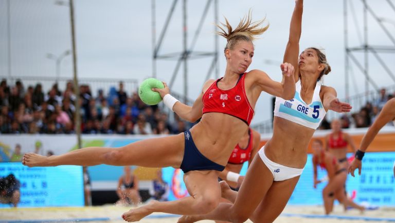 Martinsen Marielle Elisabeth Mathisen (l) от Норвегия играе удар по време на 2018 жени