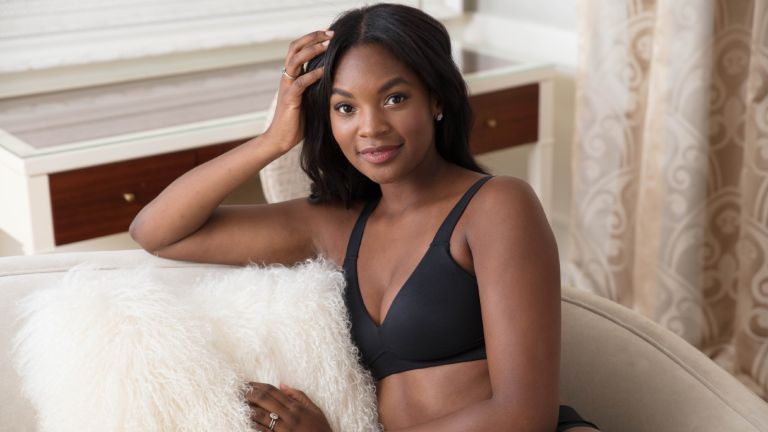 модель носит Spanx Bra-llelujah! Бралетт без подкладки