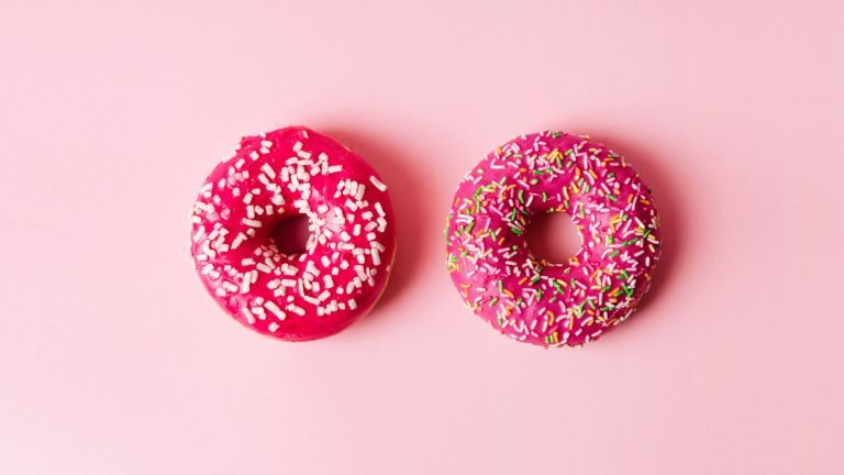 Seios flácidos: dois donuts em fundo rosa