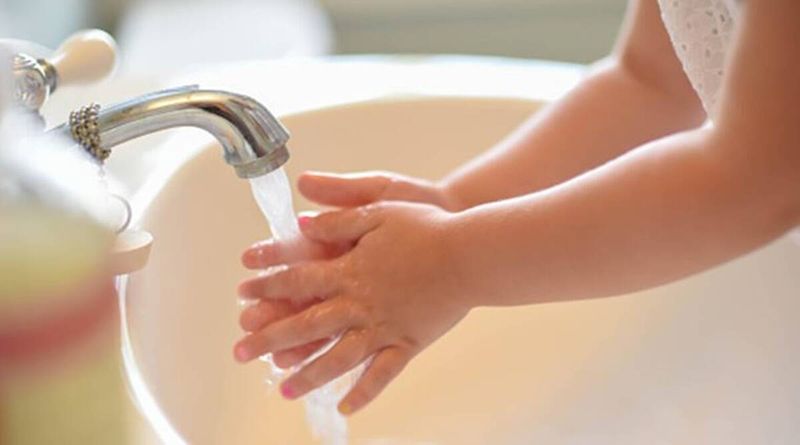 Close da menina lavando as mãos - começando hábitos saudáveis cedo