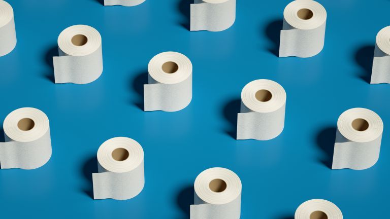 Toilettenpapier auf blauem Hintergrund