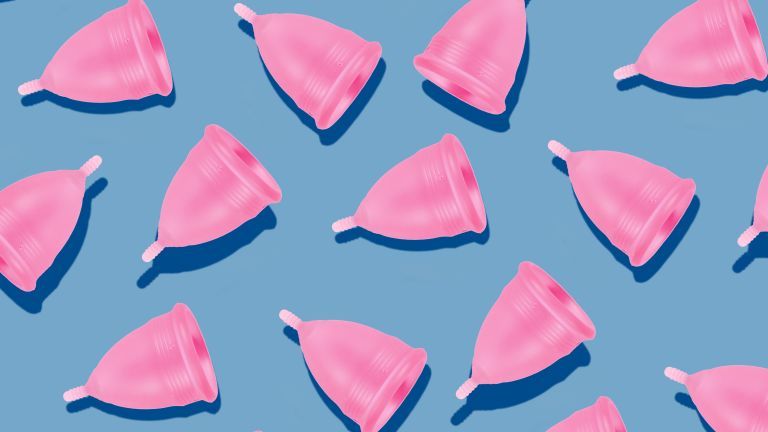 coppette mestruali rosa su sfondo blu