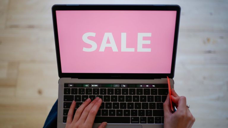 Najlepšie predaje na Boxing Day, žena nakupujúca na prenosnom počítači