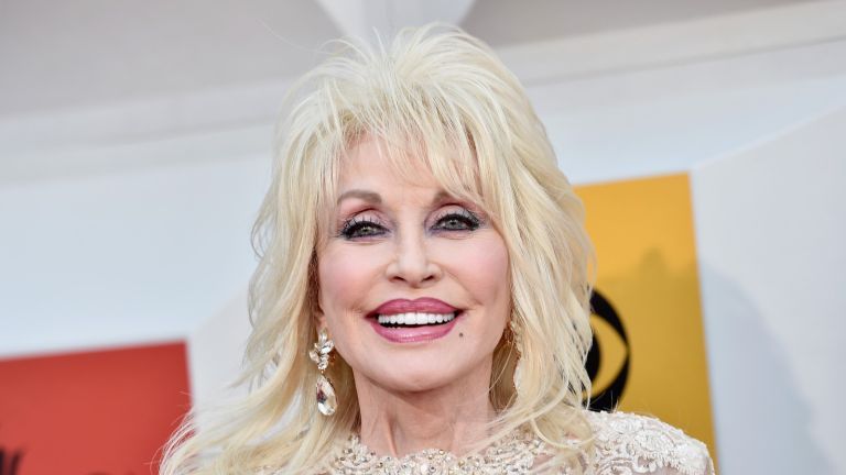 LAS VEGAS, NEVADA - APRÍL 03: Speváčka a skladateľka Dolly Parton sa zúčastňuje na 51. ročníku udeľovania cien Akadémie country hudby v MGM Grand Garden Arena 3. apríla 2016 v Las Vegas v Nevade. (Foto David Becker/Getty Images)