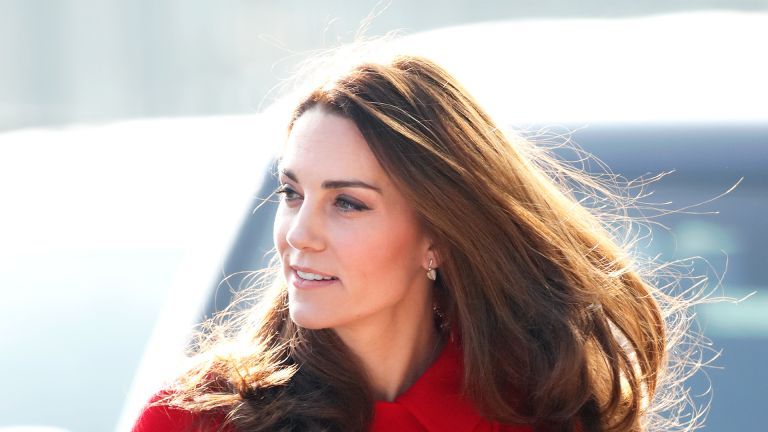 BELFAST, IRLANDA DO NORTE - 27 DE FEVEREIRO: (EMBARGADO PARA PUBLICAÇÃO NOS JORNAIS DO REINO UNIDO ATÉ 24 HORAS APÓS CRIAR DATA E HORA) Catherine, duquesa de Cambridge chega para uma visita ao Windsor Park Stadium, casa da Irish Football Association em 27 de fevereiro de 2019 em Belfast, Irlanda do Norte. O príncipe William visitou Belfast pela última vez em outubro de 2017 sem sua esposa, Catherine, duquesa de Cambridge, que estava grávida do casal