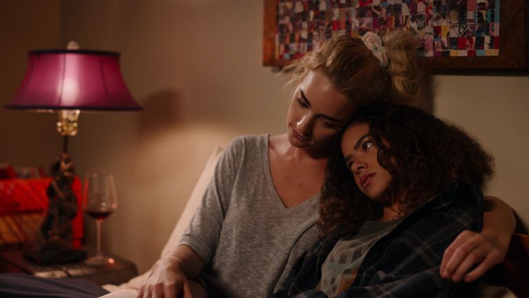 Brianne Howey e Antonia Gentry no Netflix