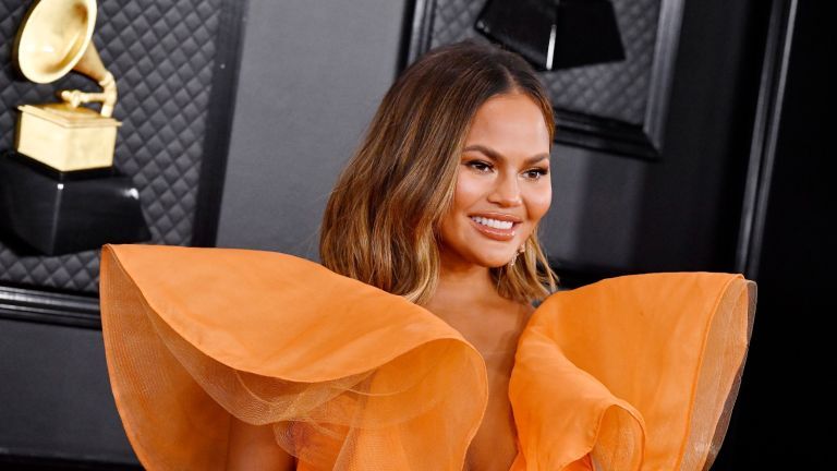 Chrissy Teigen partecipa al 62nd Annual GRAMMY Awards presso lo STAPLES Center il 26 gennaio 2020 a Los Angeles, California.