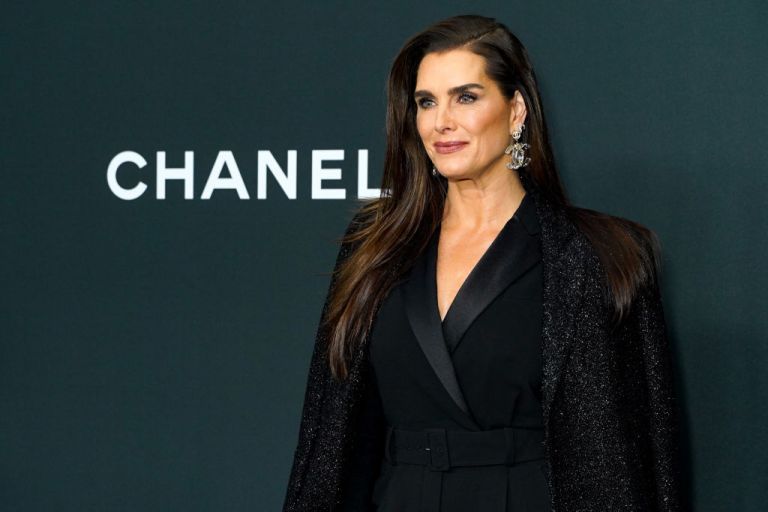Brooke Shields in einem schwarzen Blazer