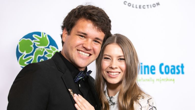 Chandler Powell y Bindi Irwin asisten a la cena de gala de Steve Irwin en SLS Hotel el 04 de mayo de 2019 en Beverly Hills, California.