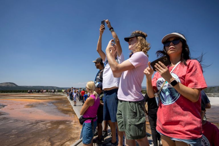 turisti fotografirajo v narodnem parku Yellowstone