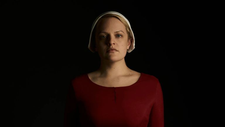 Elizabeth Moss dans La servante