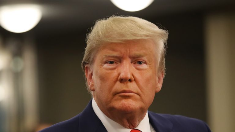 NEW YORK, NY - 24. SEPTEMBRA: Ameriški predsednik Donald Trump govori z mediji na generalni skupščini Združenih narodov (ZN) 24. septembra 2019 v New Yorku. Svetovni voditelji so zbrani na 74. zasedanju ZN sredi opozorila generalnega sekretarja Antonia Guterresa v včerajšnjem nagovoru o grozeči nevarnosti razpada sveta med dvema največjima gospodarstvoma - ZDA in Kitajsko.