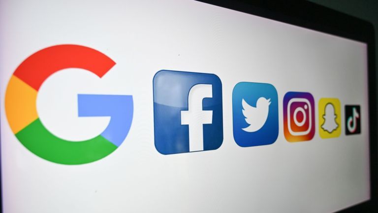 Google et Facebook exigeront que le personnel soit vacciné avant de pouvoir reprendre ses fonctions