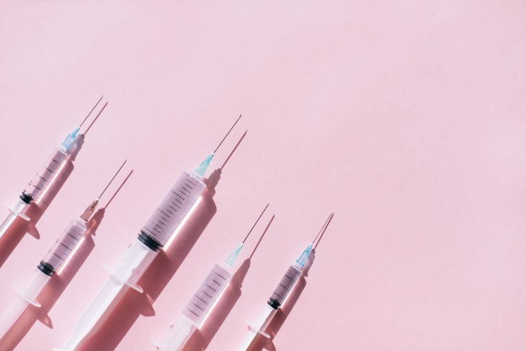 fond rose avec quatre aiguilles de botox