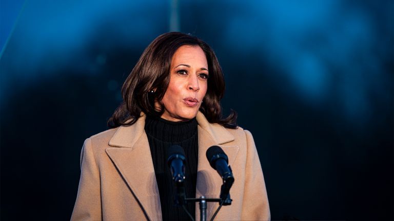 Novoizvoljena podpredsednica ZDA Kamala Harris v torek, 19. januarja 2021, v spominskem obeležju Covid-19 govori o izgubah življenj v National Mall v Washingtonu, ZDA. Novoizvoljeni predsednik Joe Biden je prišel v Washington na predvečer njegovega otvoritev z običajnim ozadjem praznovanj in politično dobroto, ki jo je nadomestila vojaška zapora. Fotograf: Al Drago/Bloomberg prek Getty Images