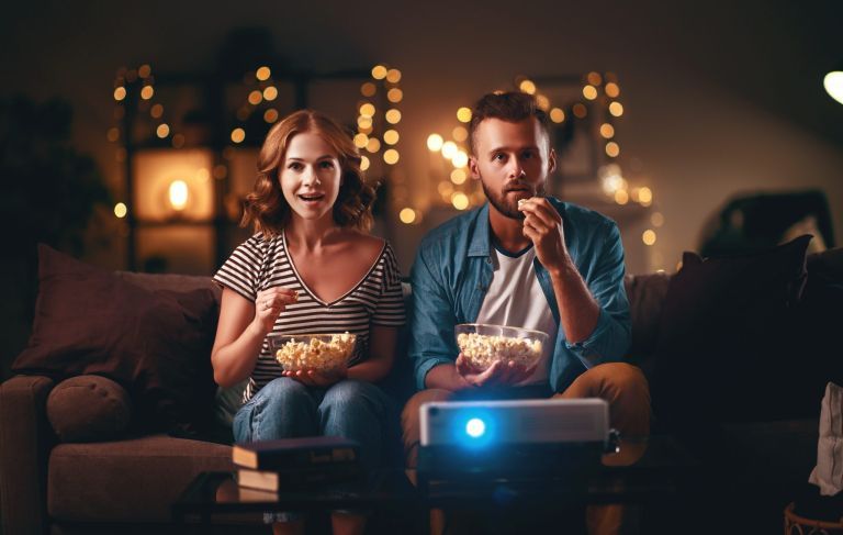 хэллоуинские фильмы на netflix: жуткий фильм, хэллоуин