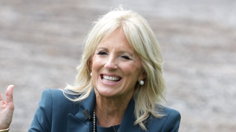 WILMINGTON, DELAWARE - 01 SETTEMBRE: Dr. Jill Biden, moglie del candidato presidenziale democratico ex vicepresidente Joe Biden, gesti durante una visita alla Evan G. Shortlidge Academy il 1 settembre 2020 a Wilmington, Delaware. Il dottor Biden ha visitato la scuola e ha preso parte a conversazioni con gli educatori sulla riapertura delle scuole in sicurezza. (Foto di Alex Wong/Getty Images)