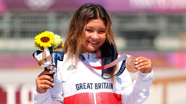Sky Brown z tímu Great Britain pózuje so svojou bronzovou medailou po ženách
