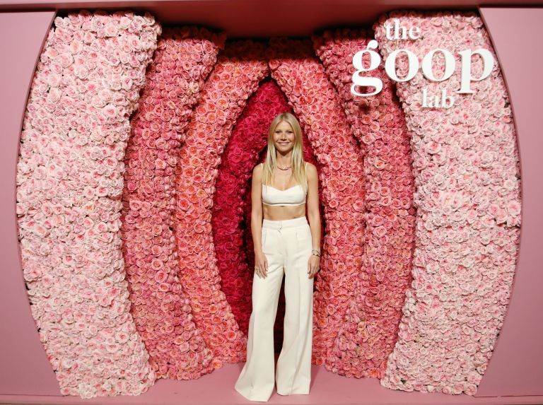 Gwyneth Paltrow oslavuje svoje 48. narodeniny pózovaním nahá
