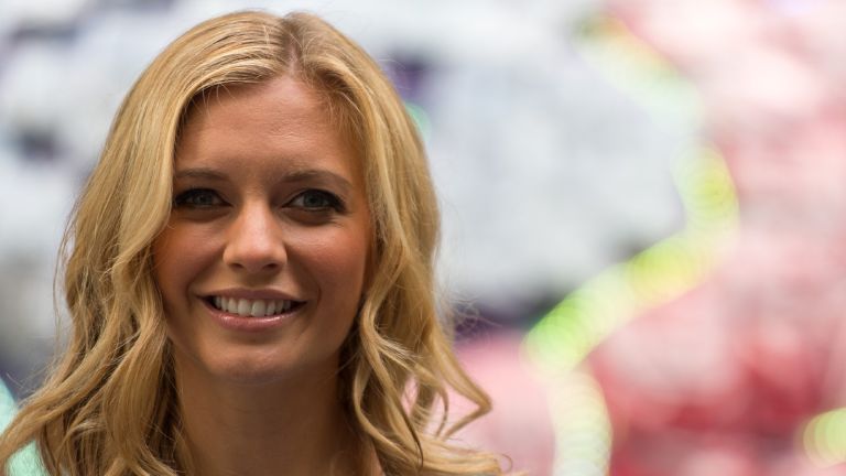 Rachel Riley posa ao lado de um cérebro gigante feito de bagas britânicas frescas para promover o fato de que as bagas podem ajudar a melhorar a memória e a concentração na New Street Square em 28 de julho de 2016 em Londres, Inglaterra.