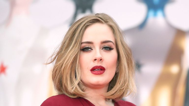 LONDON, ENGLAND - 24. FEBRUAR: (nur zur redaktionellen Verwendung) Adele besucht die BRIT Awards 2016 in der O2 Arena am 24. Februar 2016 in London, England. (Foto von Mike Marsland/WireImage)