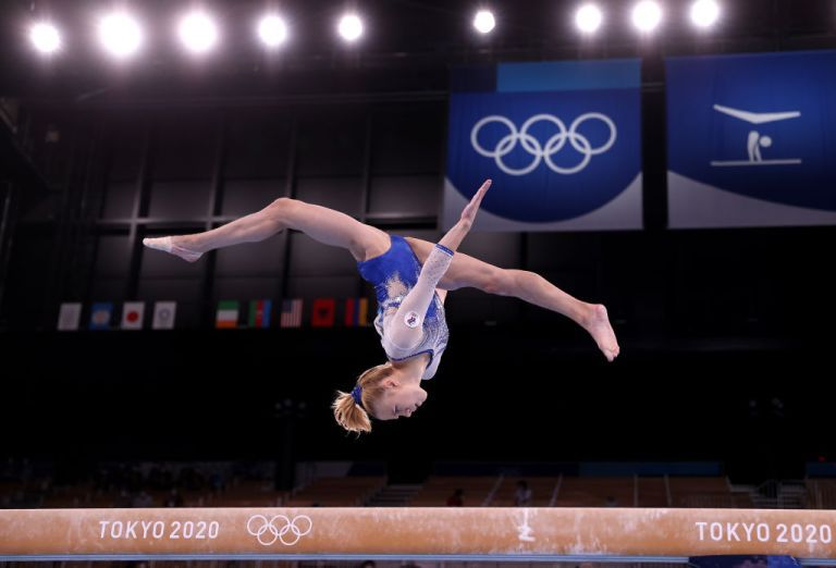 TOKIO JAPONSKO 27. júla Viktoriia Listunová z tímu ROC súťaží na kladine počas ženského finále družstiev v štvrtý deň olympijských hier v Tokiu 2020 v gymnastickom centre Ariake 27. júla 2021 v Tokiu v Japonsku Foto Laurence GriffithsGetty Images