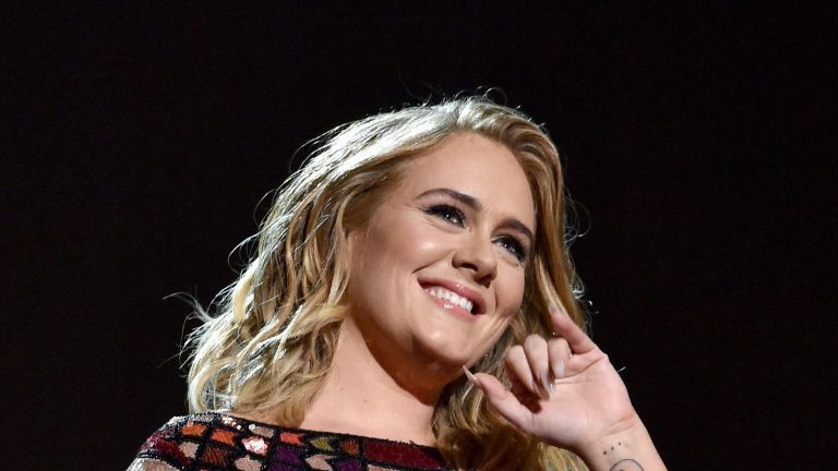 LOS ANGELES, CA - 12 febbraio: la cantante Adele esegue onstgage durante la 59a Grammy Awards allo STAPLES Center il 12 febbraio 2017 a Los Angeles, California. (Foto di Lester Cohen/Getty Images per NARAS)