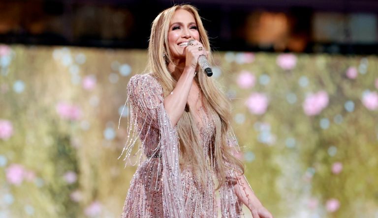 Jennifer Lopez se produit sur scène lors de Global Citizen VAX LIVE: The Concert To Reunite The World au SoFi Stadium à Inglewood, en Californie.