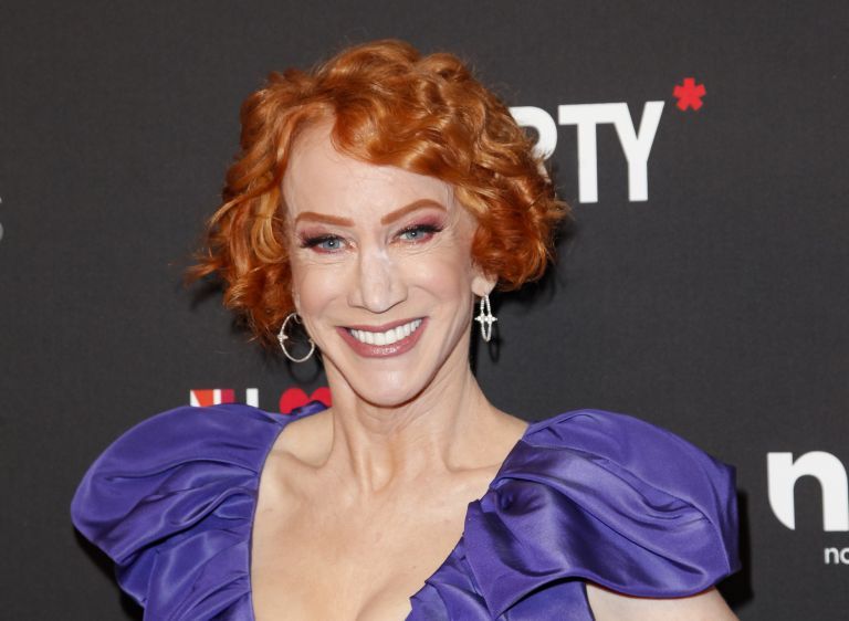 Kathy Griffin vo fialových šatách