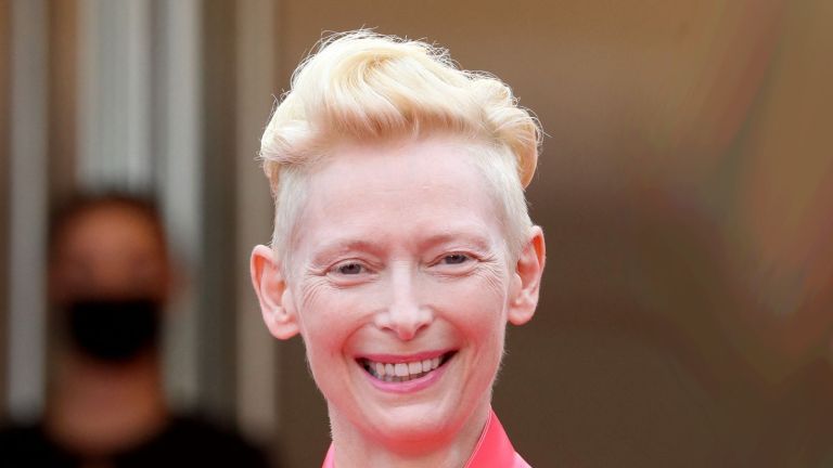 Britská herečka Tilda Swinton (L) a americký herec Adrien Brody sa usmievajú, keď prichádzajú na premietanie filmu.