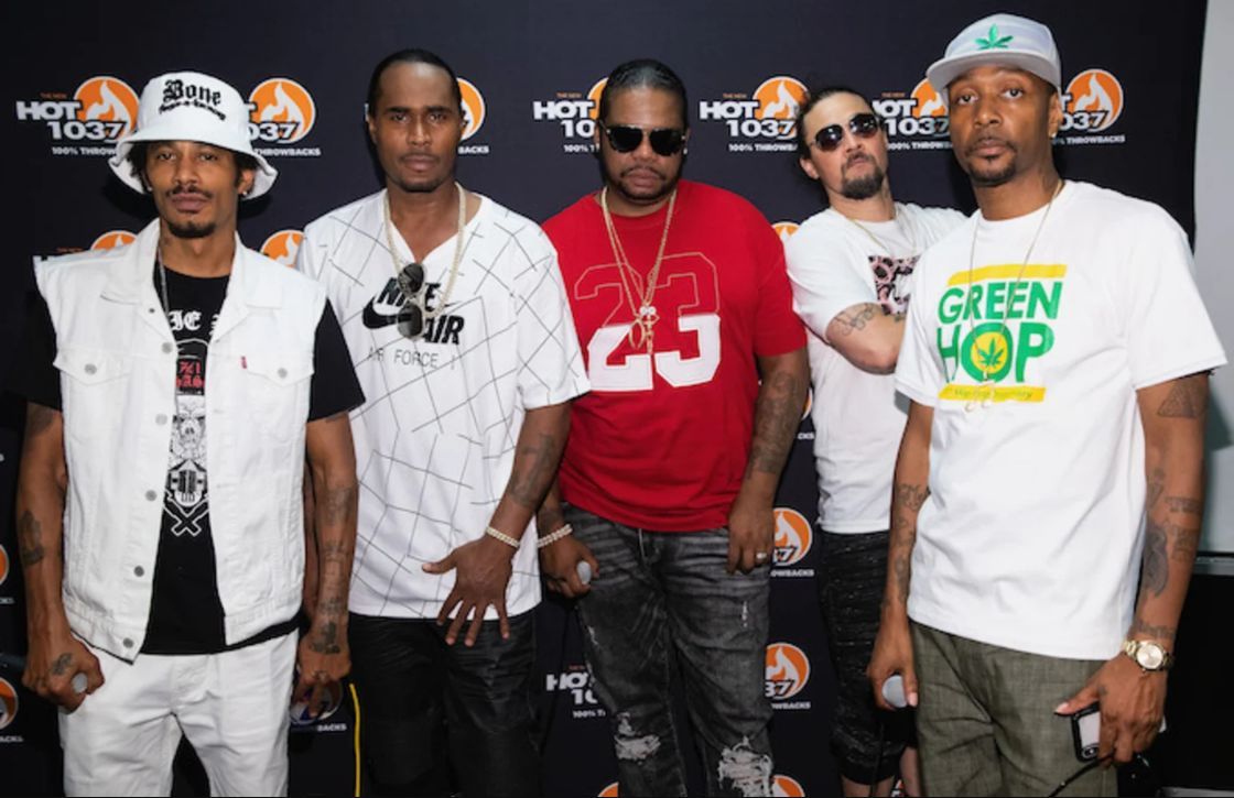 Bone Thugs n Harmony berpose untuk foto di belakang panggung selama All Star Throwback Jam.