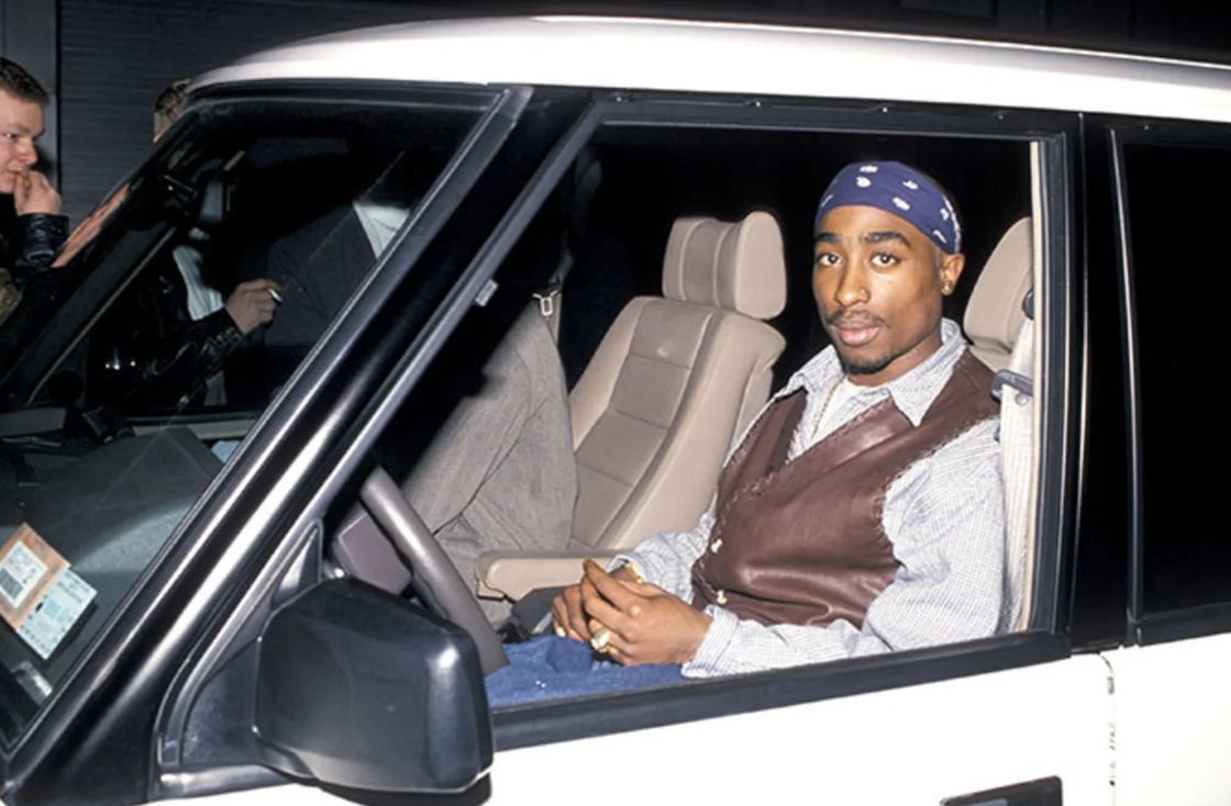 Dit is een foto van 2Pac.