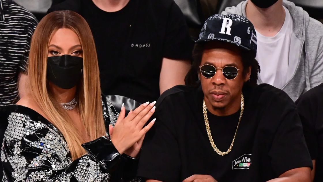 Beyonce y Jay-Z asisten al juego Brooklyn Nets v Milwaukee Bucks