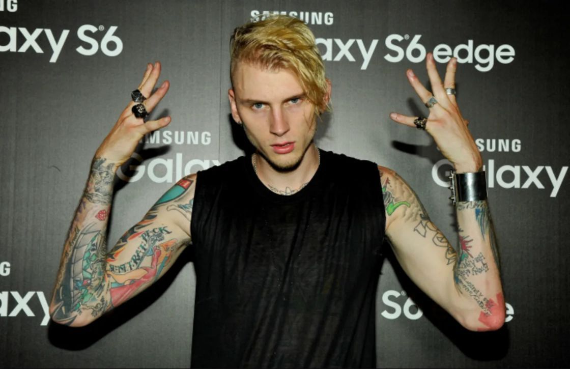 Machine Gun Kelly participă la petrecerea de ascultare a albumului Machine Gun Kelly