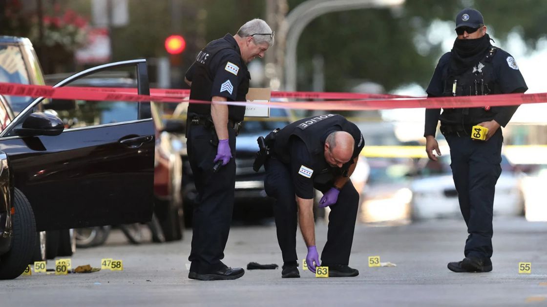 La polizia di Chicago indaga sulla scena di una sparatoria che ha ucciso il rapper FBG Duck.