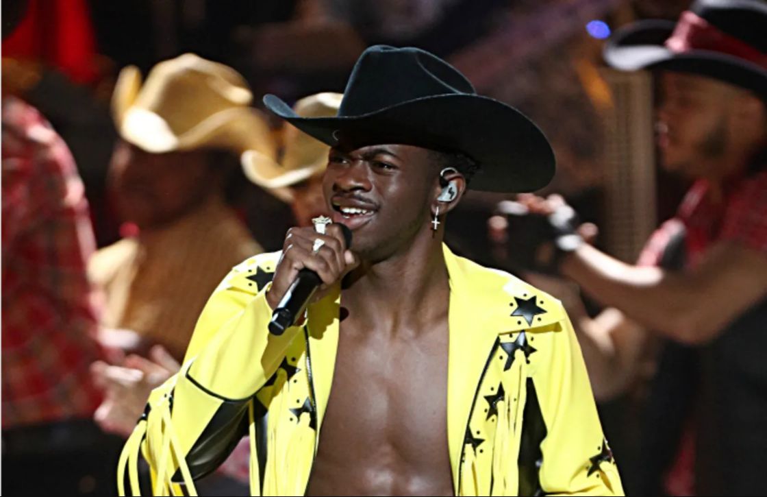 Lil Nas X występuje na scenie podczas BET Awards 2019