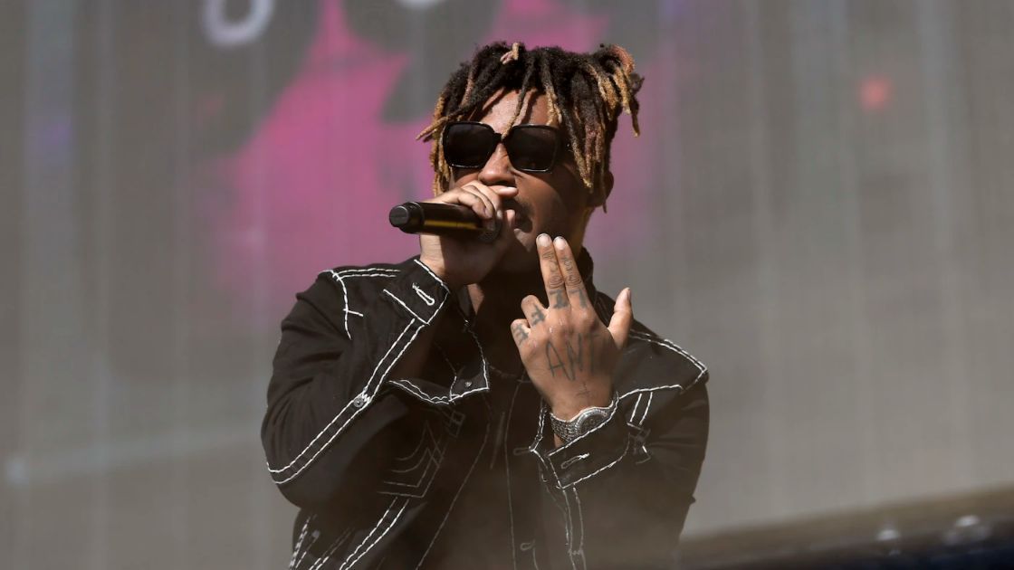 Juice Wrld membuat persembahan di atas pentas
