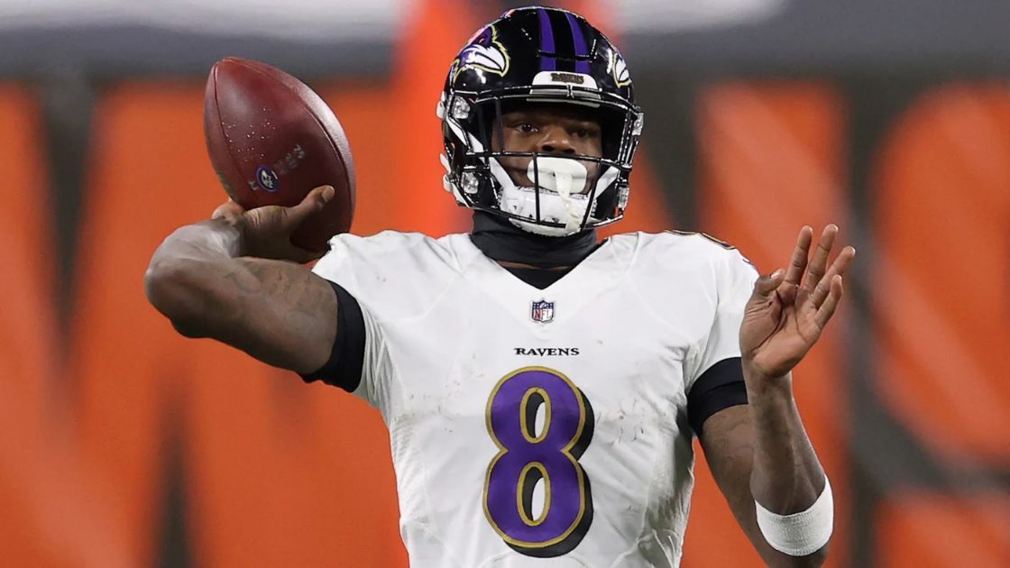 Lamar Jackson # 8 de los Baltimore Ravens intenta un pase