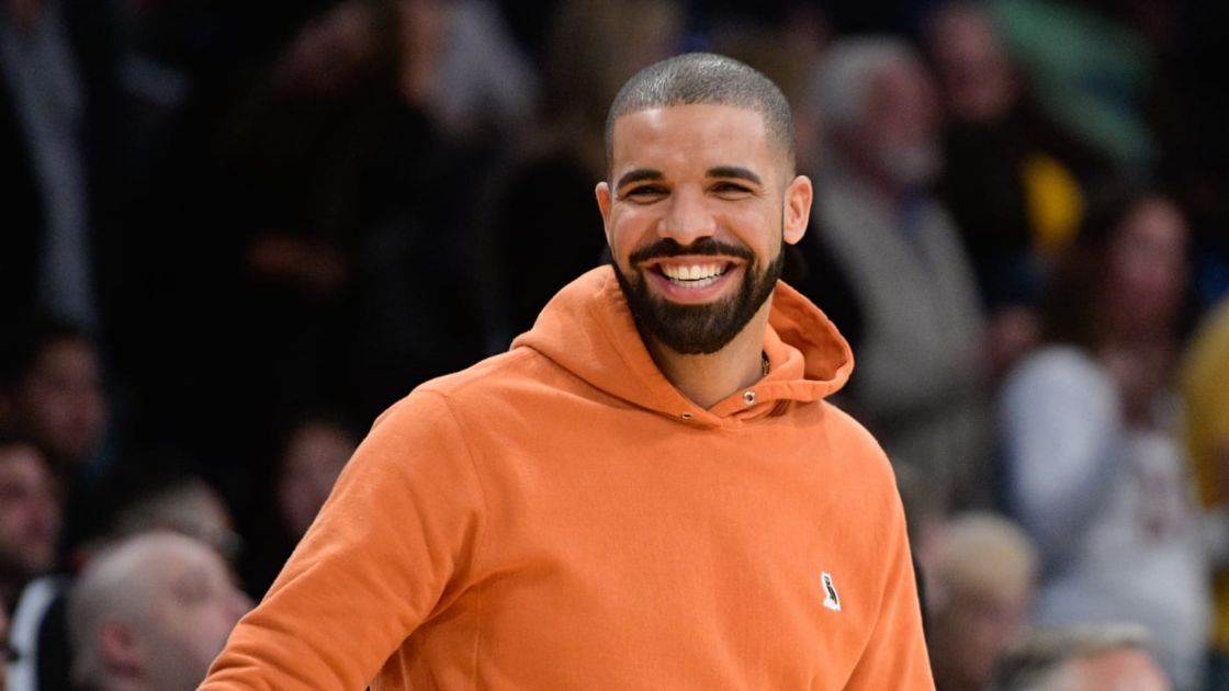 Drake asiste a un partido de baloncesto entre los Golden State Warriors y Los Angeles Lakers.