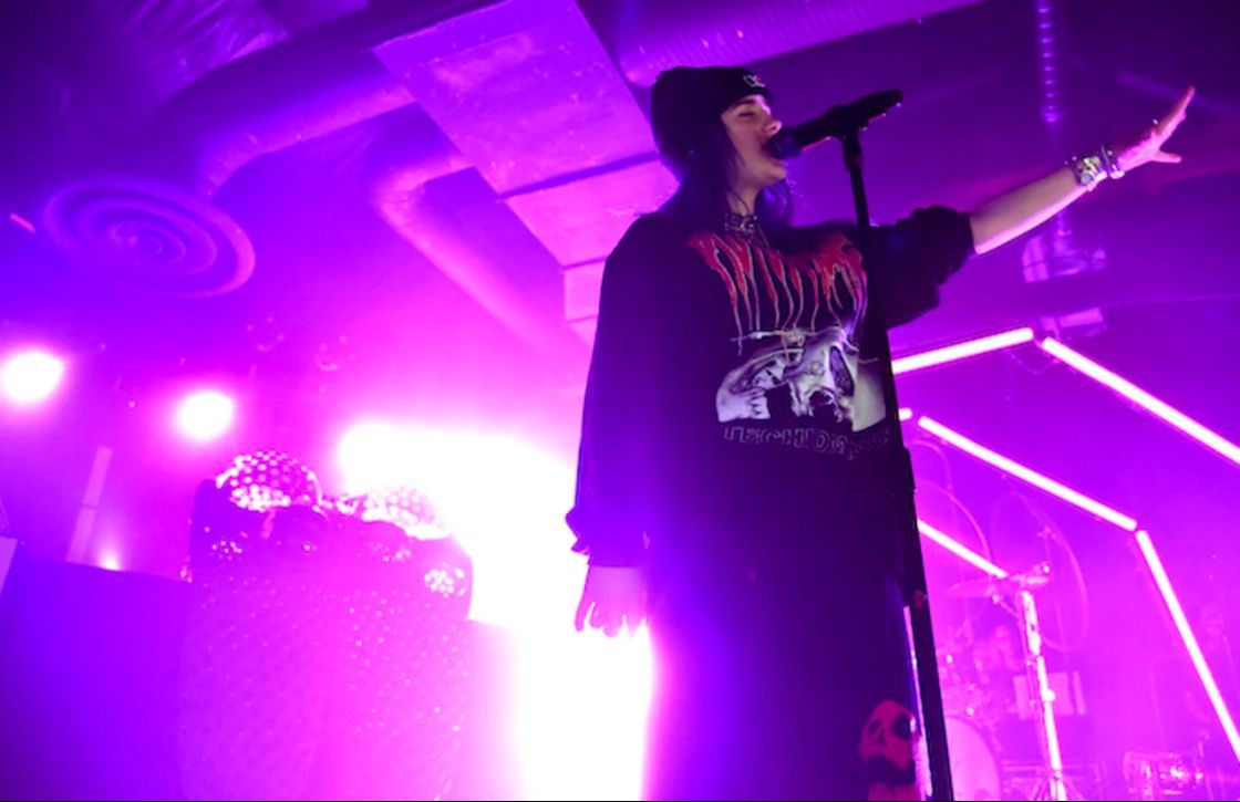 Podczas niej występuje Billie Eilish